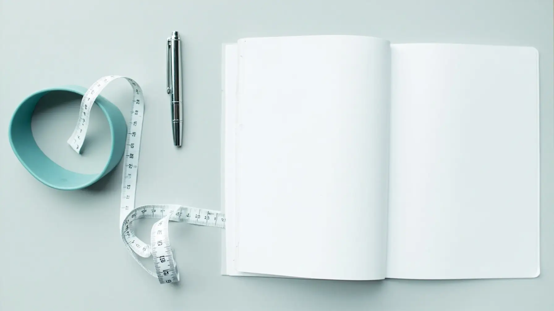 Equipamentos de fisioterapia e caderno representando planejamento de clínica de reabilitação via consórcio