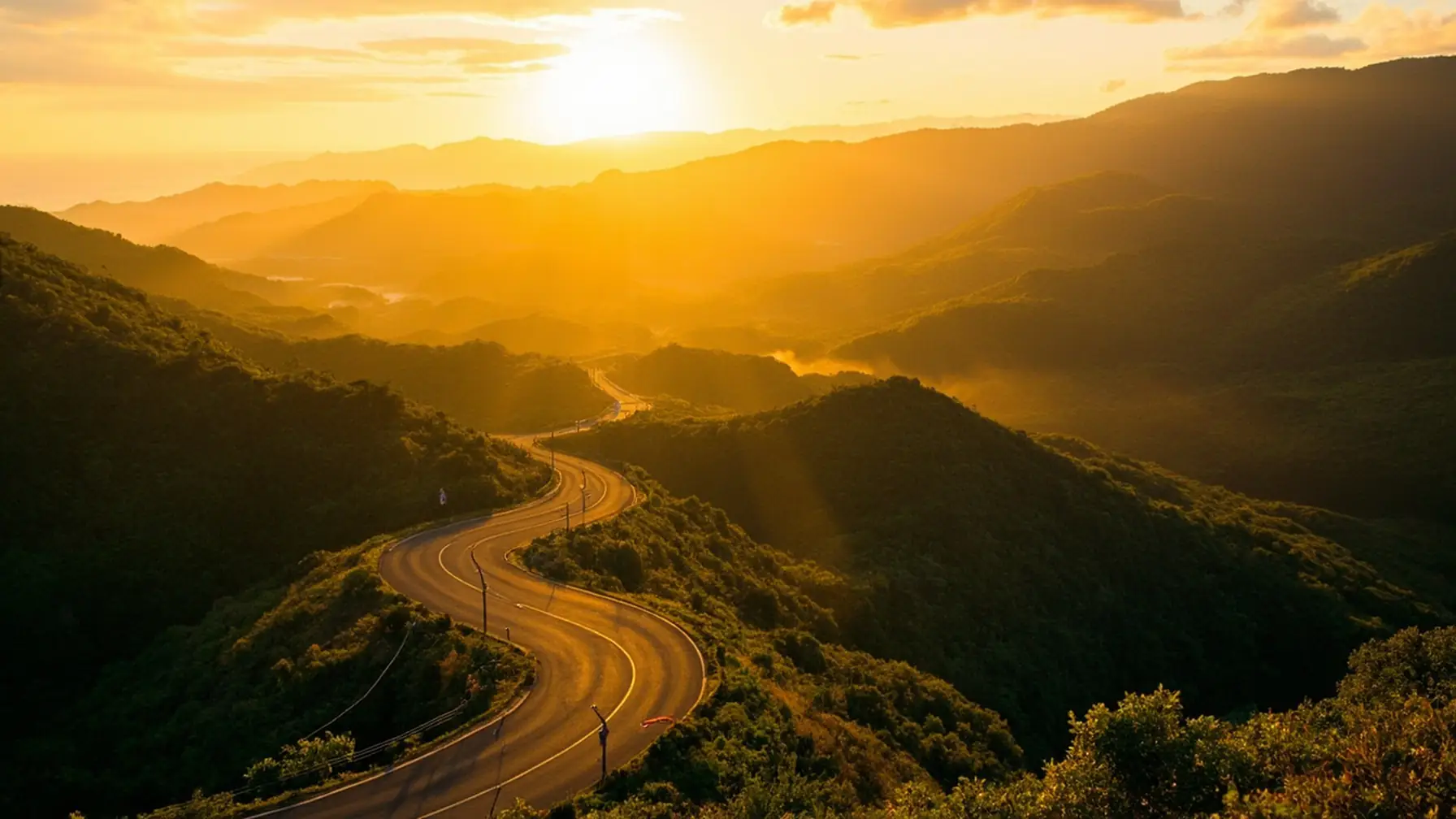Estrada panorâmica representando rotas de excursão e fretamento com veículo próprio