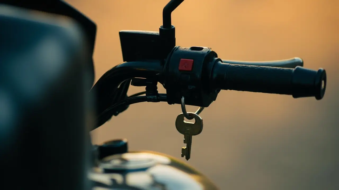 Chave de moto ao lado de estetoscópio sobre superfície limpa, simbolizando mobilidade profissional na área da saúde